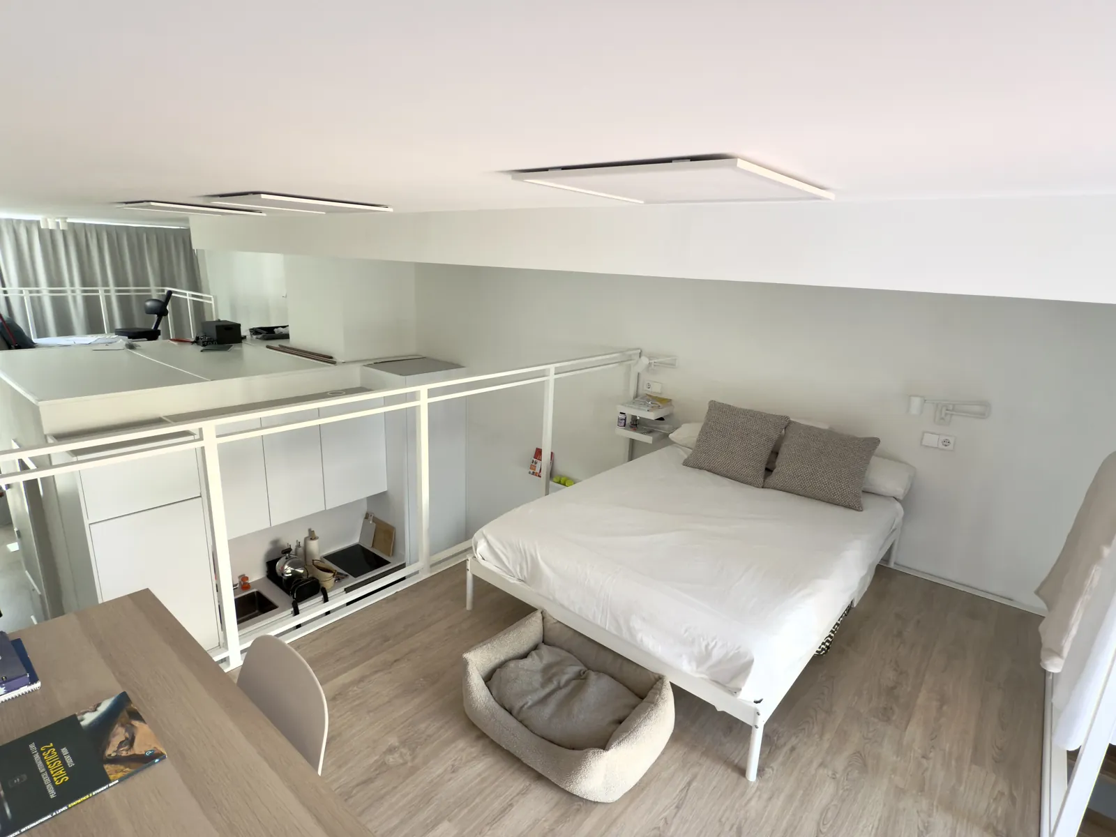 Altillo amplio con cama, armarios bajos y suelo de madera clara