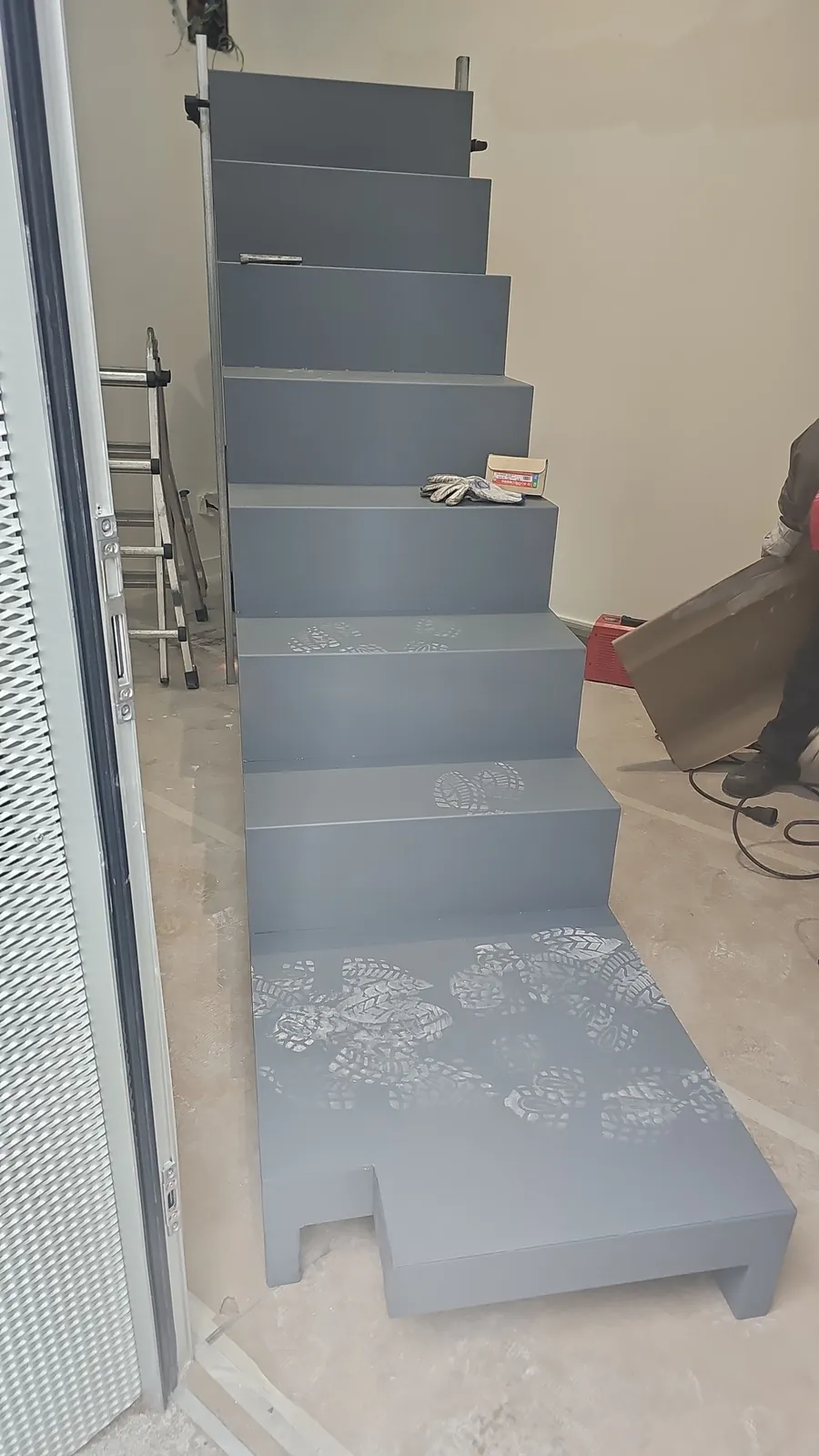 Escalera metálica del altillo recién fabricada antes de su instalación