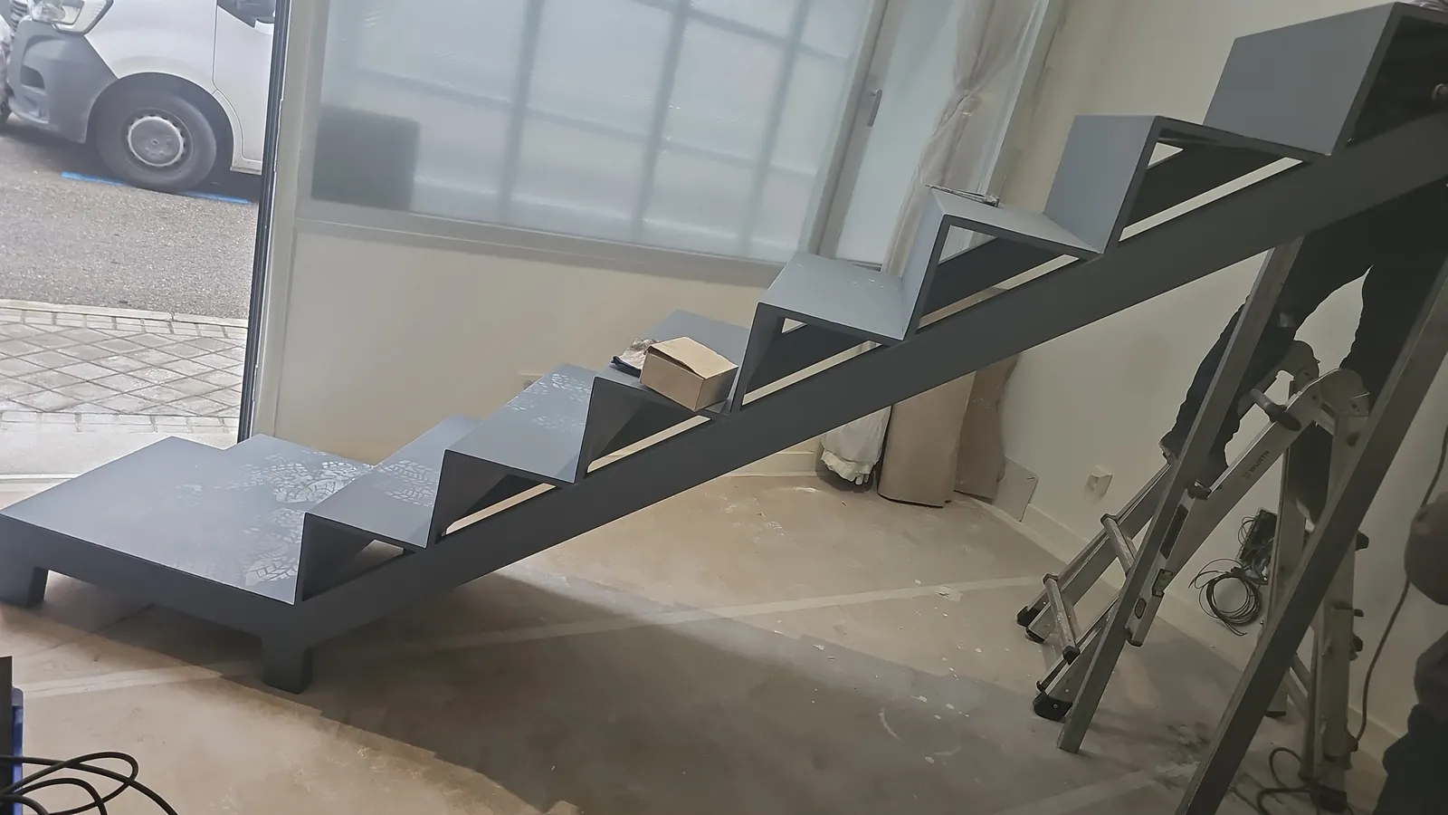 Estructura metálica de la escalera durante la fabricación en taller