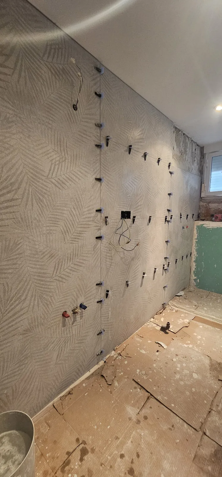 Baño en obra con paredes preparadas y nuevas tomas de fontanería