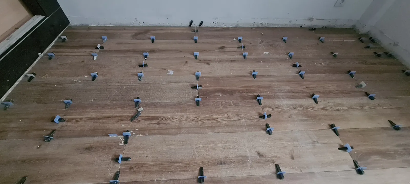Colocación de porcelánico imitación madera con sistema de nivelación de piezas