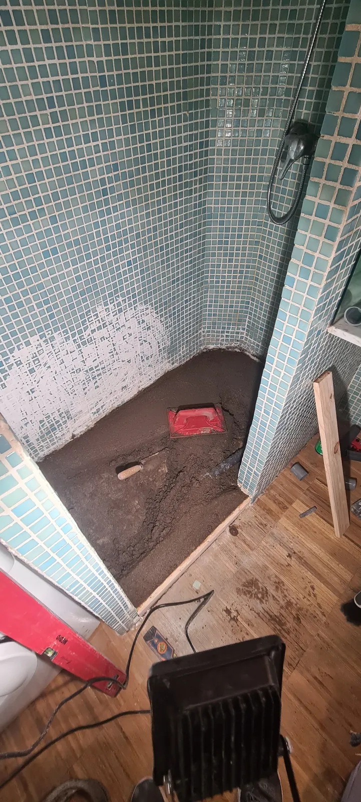 Ducha en obra durante la impermeabilización del plato