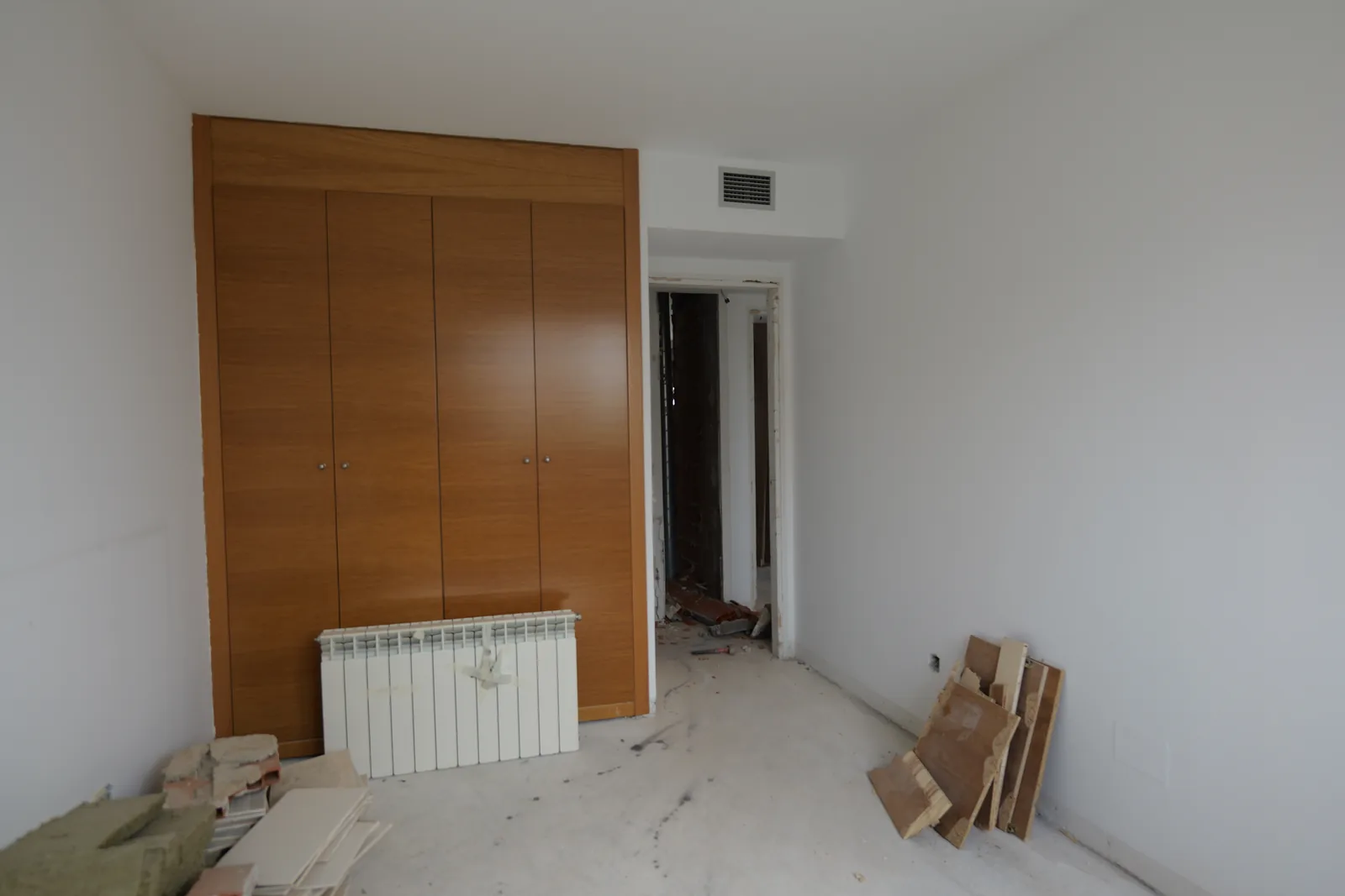 Dormitorio al inicio de la obra con el armario empotrado original de madera