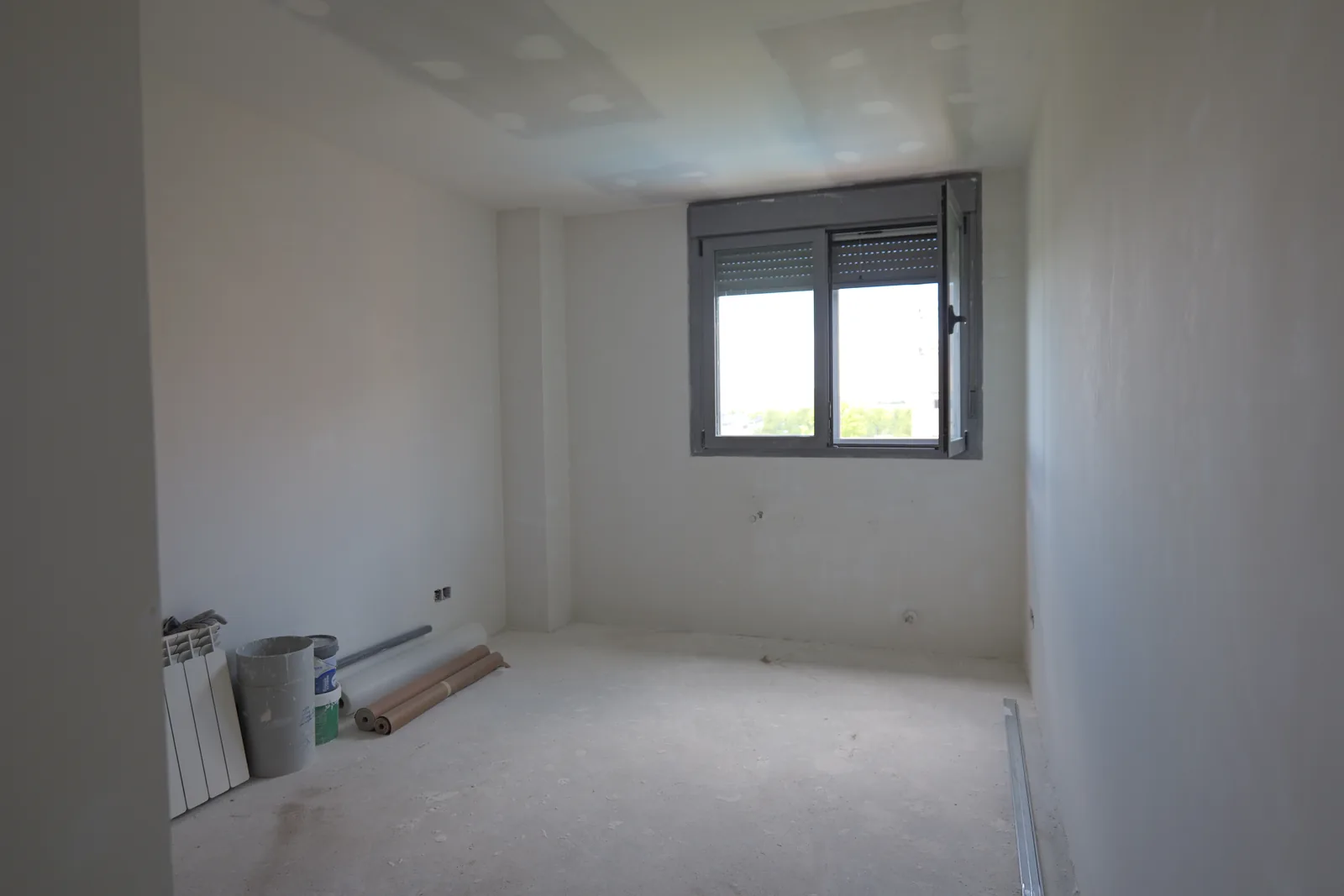 Dormitorio con paredes y techo de placa de yeso listos para pintar