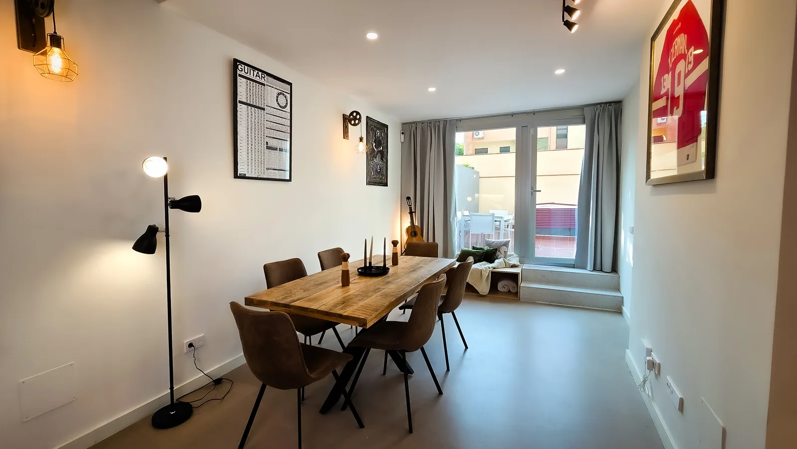 Salón-comedor luminoso con acceso al patio a través de puertas de cristal