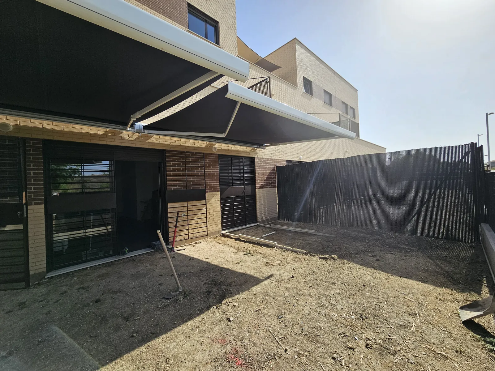 Patio de tierra antes de la reforma junto a la fachada de la vivienda