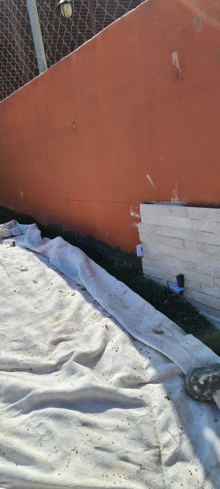 Preparación del terreno con malla antes de colocar el césped artificial