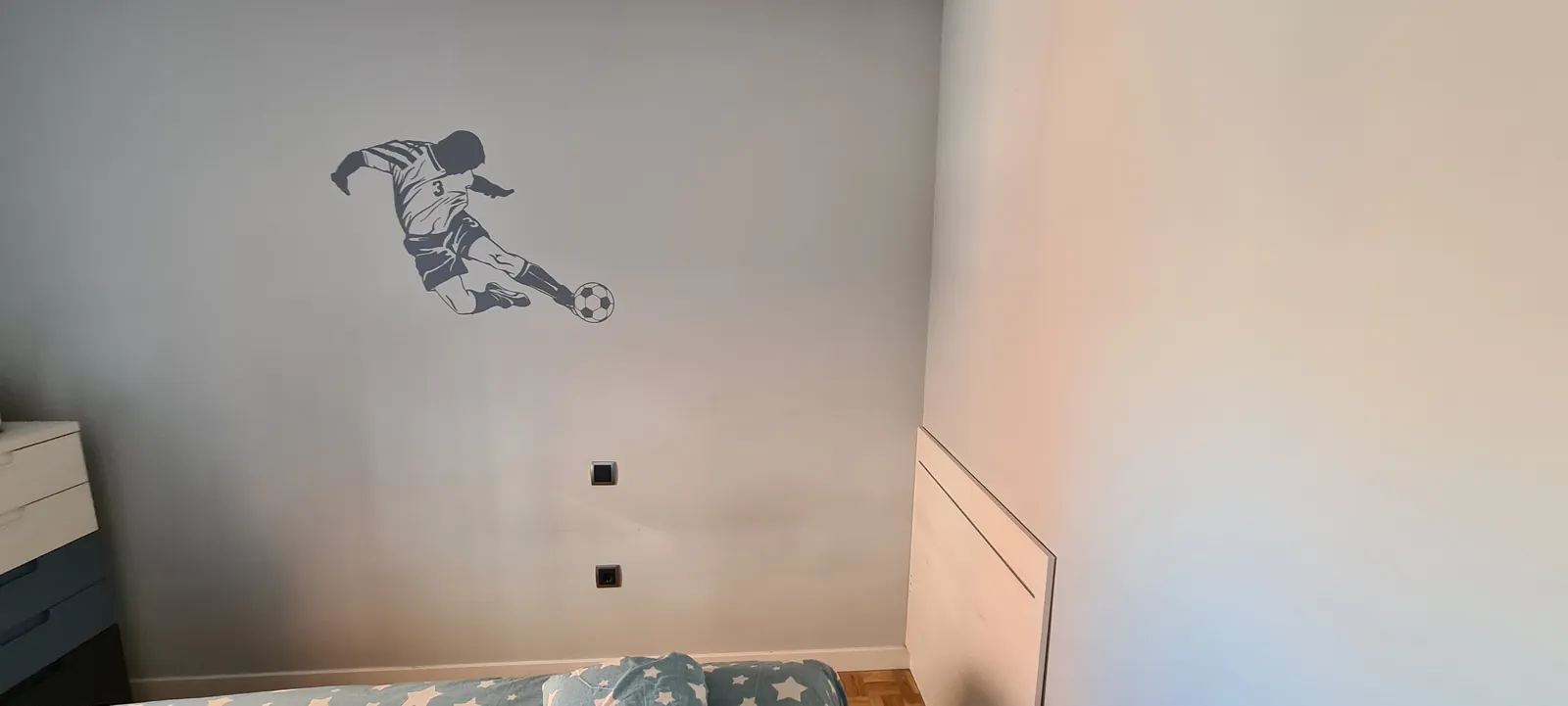 Dormitorio con pared gris lisa antes del revestimiento decorativo