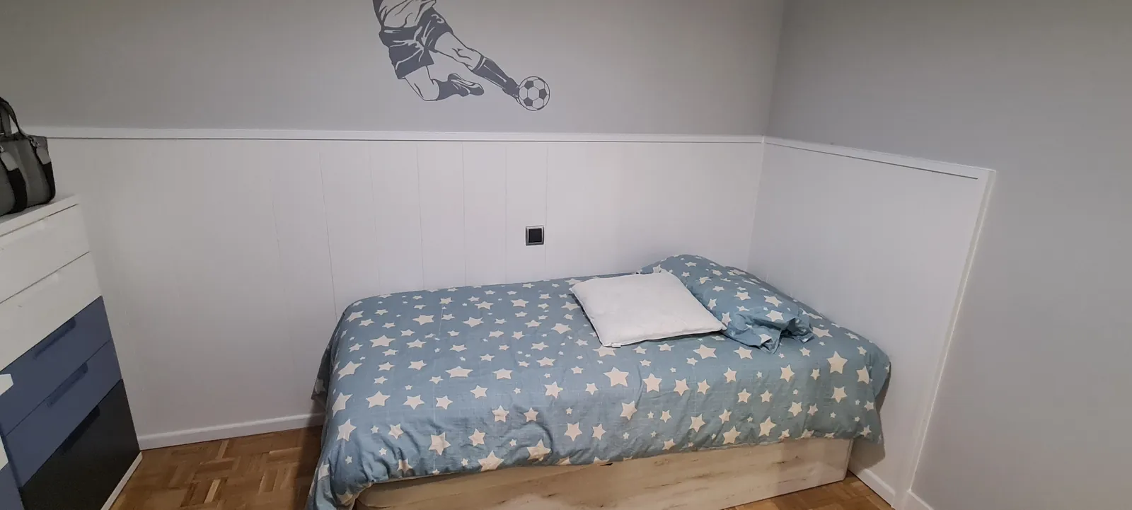 Dormitorio con friso de paneles blancos en la parte baja de la pared