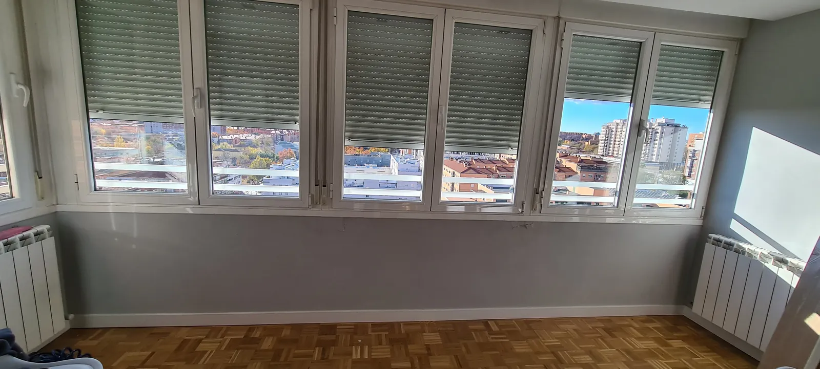 Salón con ventanal corrido antes de colocar el revestimiento decorativo