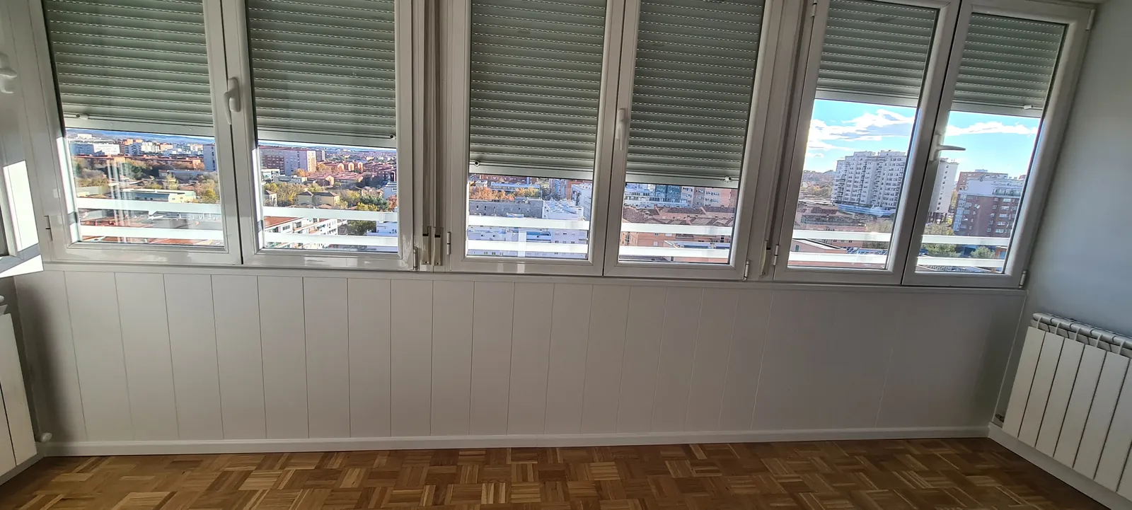 Zócalo decorativo blanco instalado bajo las ventanas del salón